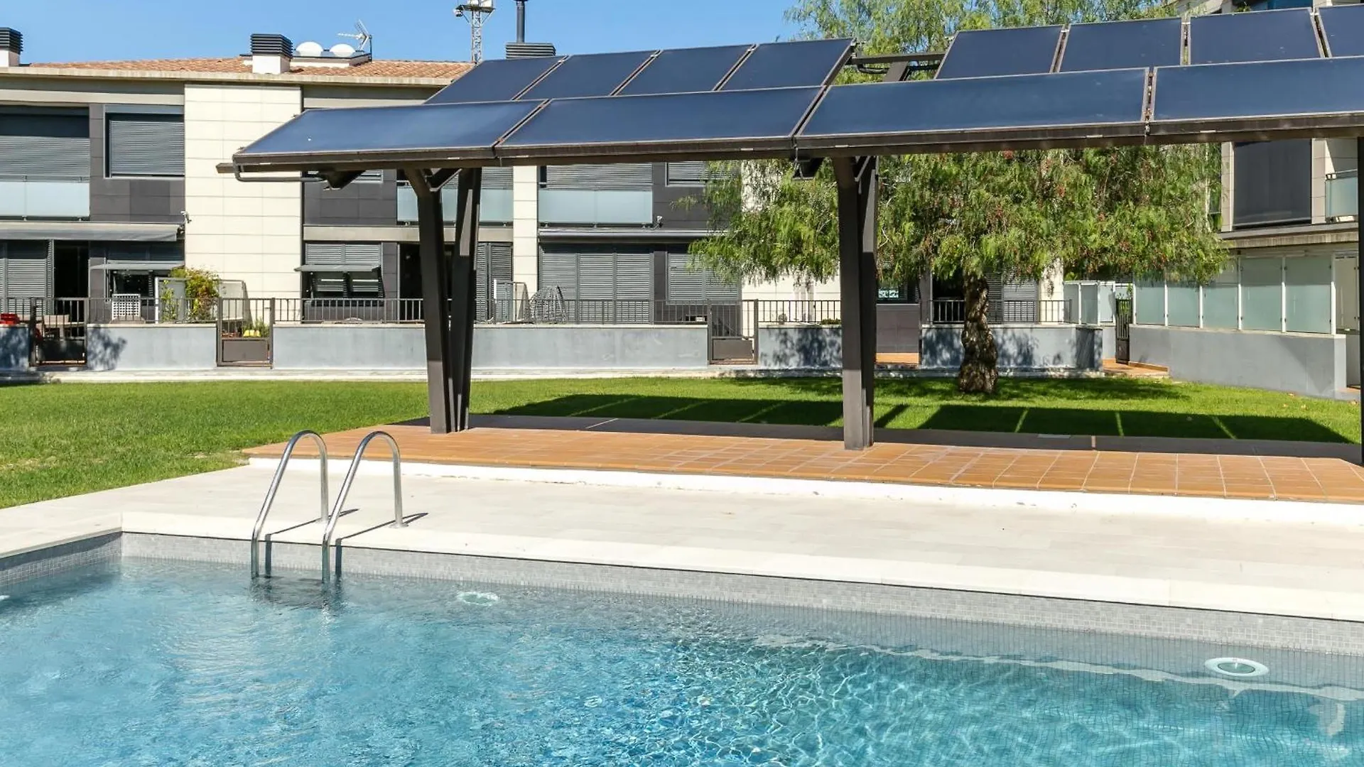 Casa Adosada Con Piscina, Jardin Comunitario Y Garaje En El Centro De Roses - Es-228-104 Holiday home