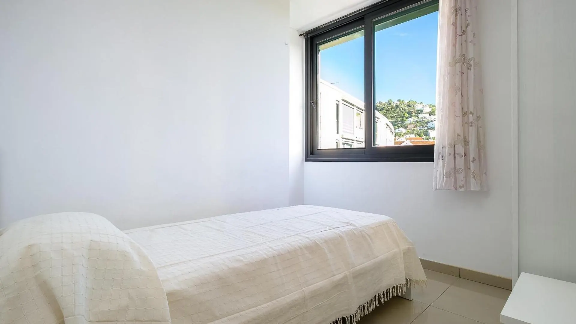Casa Adosada Con Piscina, Jardin Comunitario Y Garaje En El Centro De Roses - Es-228-104