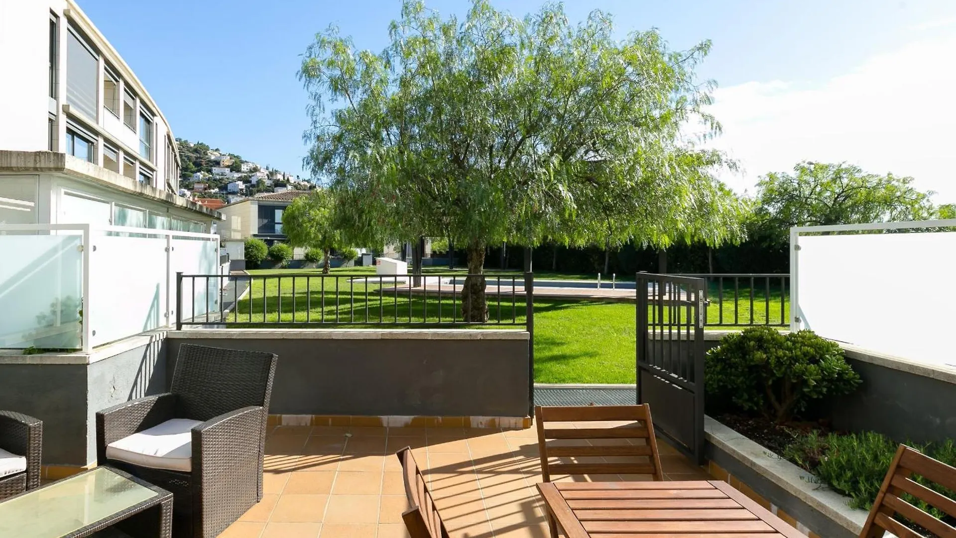 Casa Adosada Con Piscina, Jardin Comunitario Y Garaje En El Centro De Roses - Es-228-104