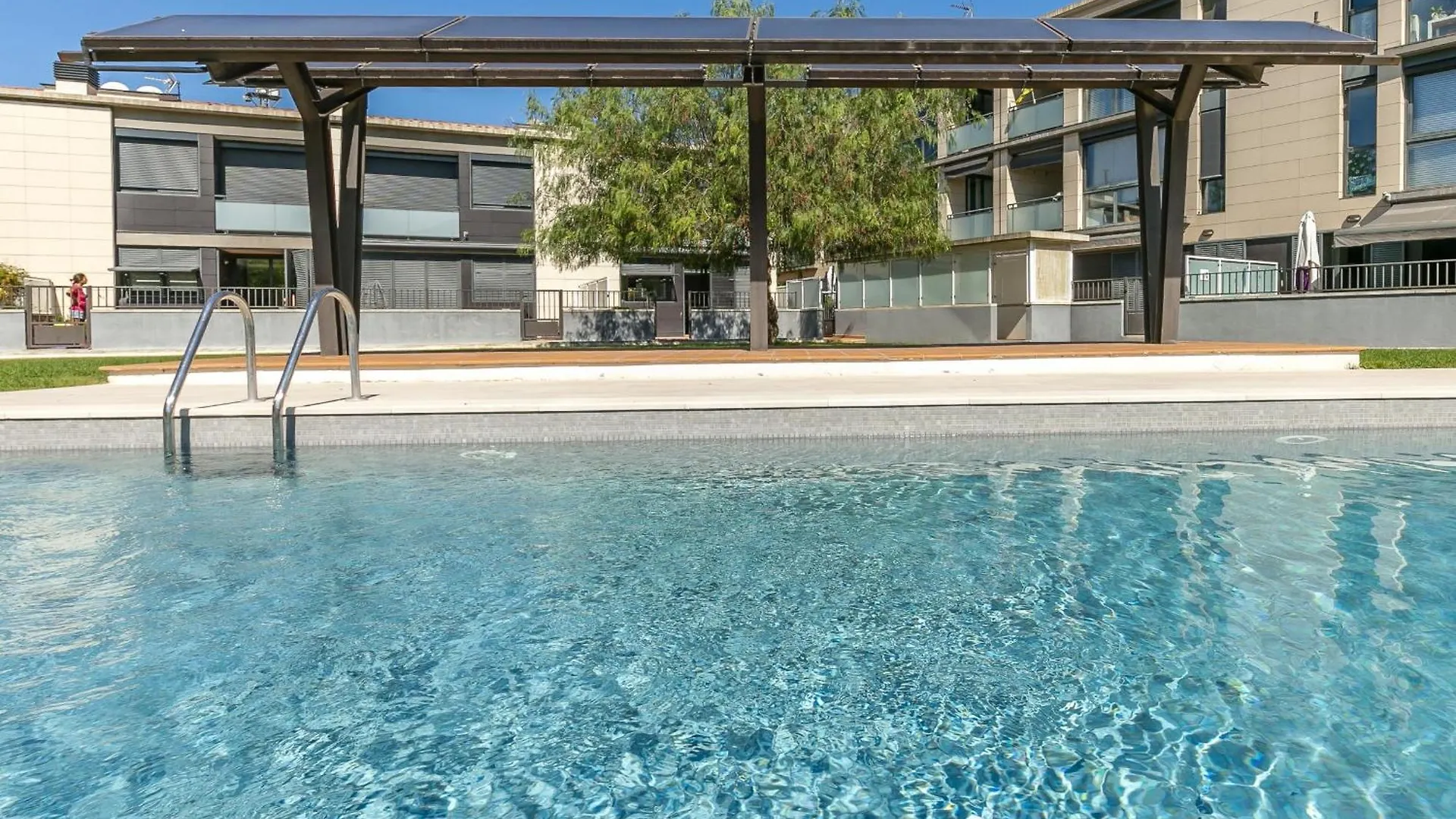 Casa Adosada Con Piscina, Jardin Comunitario Y Garaje En El Centro De Roses - Es-228-104 0*,