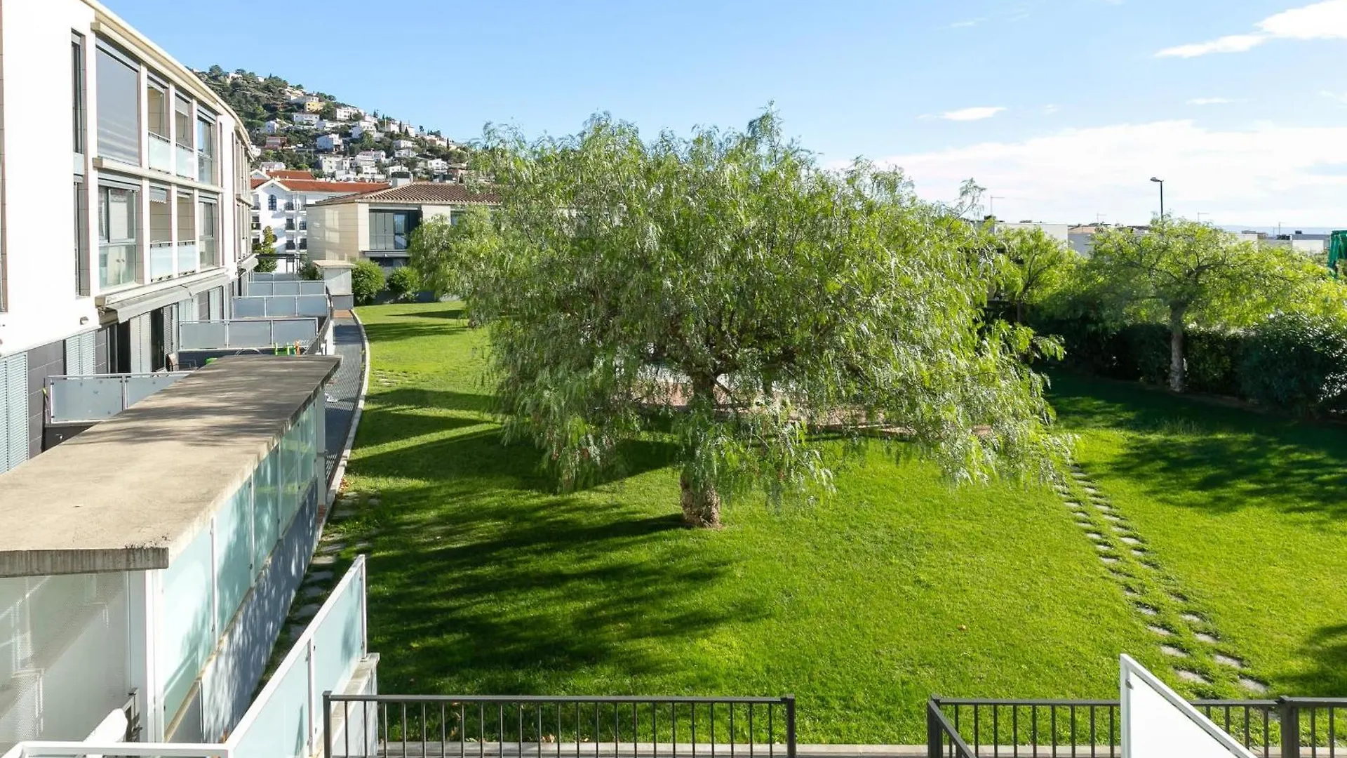 Holiday home Casa Adosada Con Piscina, Jardin Comunitario Y Garaje En El Centro De Roses - Es-228-104