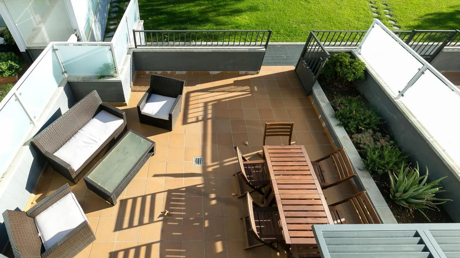 Casa Adosada Con Piscina, Jardin Comunitario Y Garaje En El Centro De Roses - Es-228-104