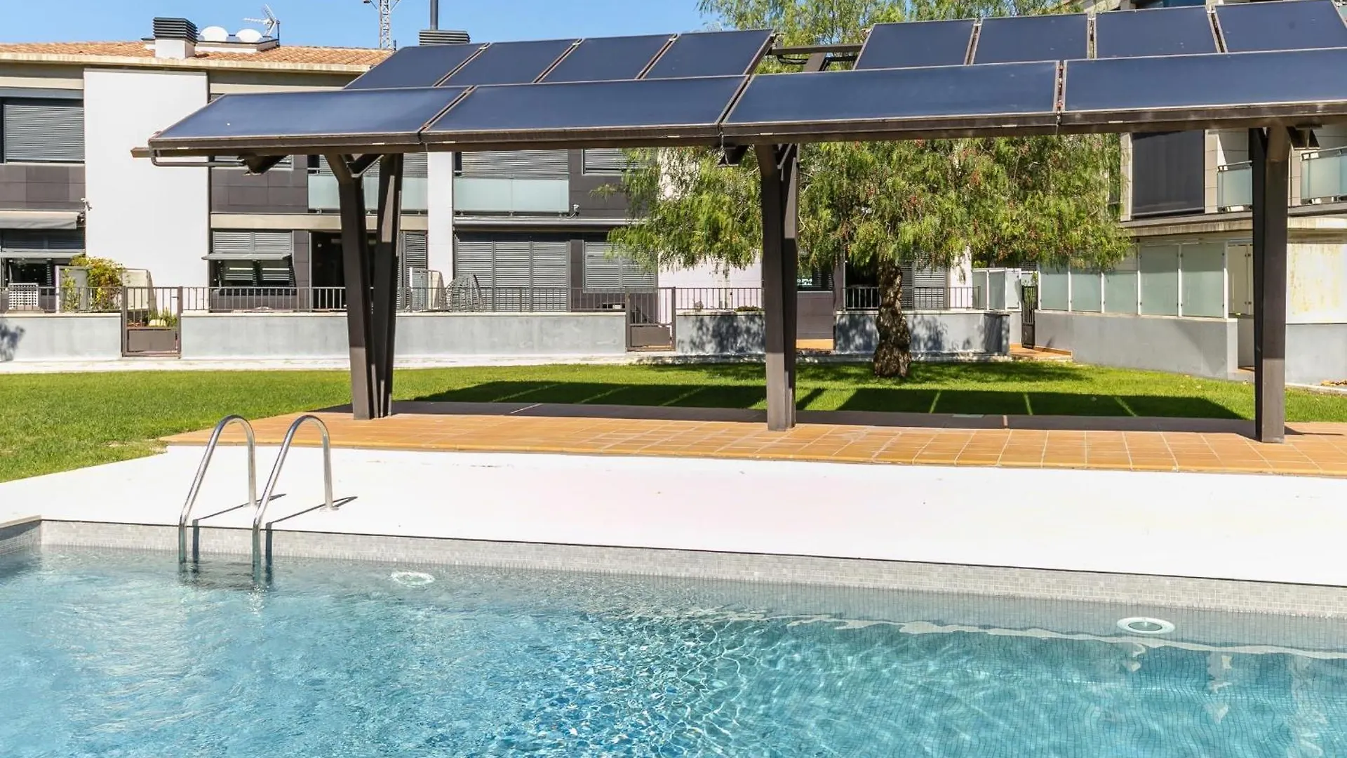Holiday home Casa Adosada Con Piscina, Jardin Comunitario Y Garaje En El Centro De Roses - Es-228-104